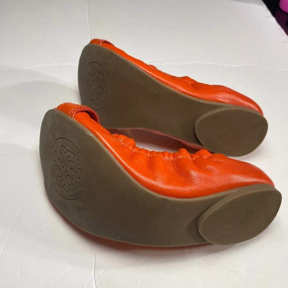 Tory Burch Ambrose Gold Logo Reva Cap‎ Toe Ballet Flats Orange Leather Size 5.5